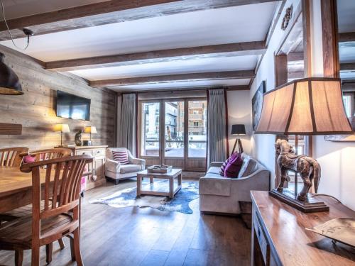 Appartement de prestige avec terrasse Sud, 2 chambres et parking au coeur de Val-d'Isère - FR-1-694-202