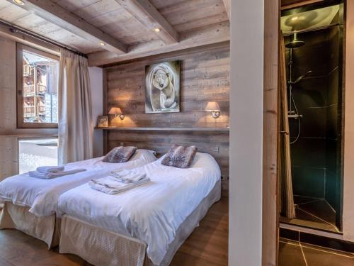 - une chambre avec 2 lits et une douche dans l'établissement Appartement de prestige avec terrasse Sud, 2 chambres et parking au coeur de Val-d'Isère - FR-1-694-202, à Val dʼIsère