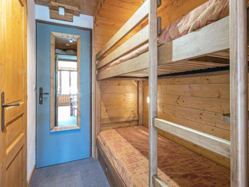 - une chambre avec 2 lits superposés dans une cabine dans l'établissement Studio skis aux pieds à la Daille, Val-d'Isère - 3 pers, balcon sud, animaux acceptés - FR-1-694-179, à Val dʼIsère