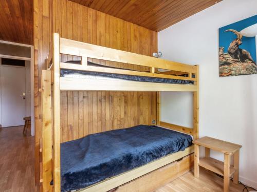 une chambre avec deux lits superposés et une table dans l'établissement Appartement confortable au sud avec balcon et lave-linge - FR-1-694-180, à Val dʼIsère