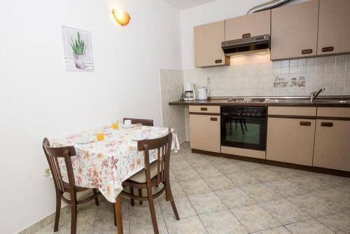Apartment in Duce with sea view, balcony, air conditioning, WiFi 5146-5