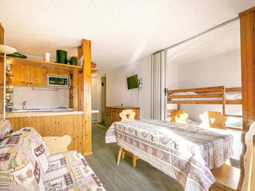 une chambre d'hôtel avec un lit et une cuisine et une chambre avec dans l'établissement Appartement aux pieds des pistes, exposé Sud, 6 pers, animaux acceptés - FR-1-694-227, à Val dʼIsère