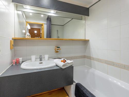 une salle de bain avec un lavabo et une baignoire dans l'établissement Appartement confortable aux pieds des pistes avec parking à Val-d'Isère - FR-1-694-226, à Val dʼIsère