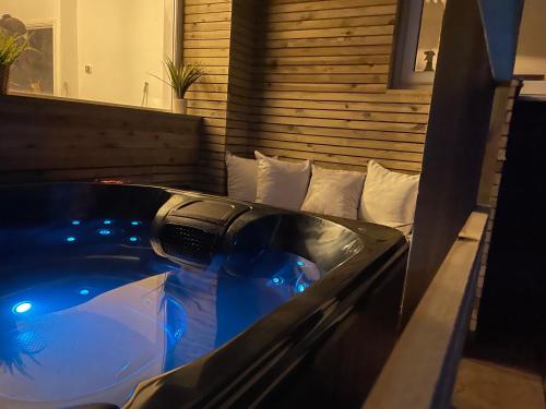 eine Whirlpool-Badewanne in einem Hotelzimmer in der Unterkunft Sea Glass Cottage - Luxury hotel style 3 bed with hot tub in Seaham