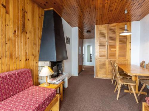 un salon avec une table et une cheminée dans l'établissement Appartement 2 pièces rénové, animaux acceptés, vue panoramique - FR-1-694-243, à Val dʼIsère