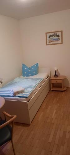 Un dormitorio con una cama con almohadas azules. en Pension Sorrento, en Ruhland