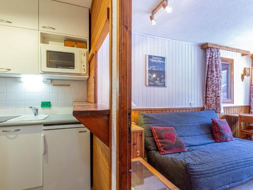 une petite cuisine avec un petit lit bleu dans une petite maison dans l'établissement Appartement soigné skis aux pieds, proche village des enfants, 5 pers, balcon sud-est - FR-1-694-254, à Val dʼIsère
