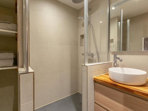 une salle de bain blanche avec un lavabo et une douche dans l'établissement Appartement rénové 2022 avec wifi, balcon sud, 5 pers, équipements famille, proche commodités - FR-1-694-294, à Val dʼIsère