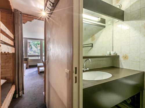 une salle de bain avec un lavabo et un miroir dans l'établissement Coquet studio au cœur de Val-d'Isère, à 2 min des pistes et du centre, 4 pers, balcon sud - FR-1-694-298, à Val dʼIsère
