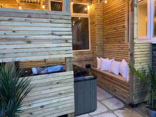 una bañera de hidromasaje en Sea Glass Cottage - Luxury hotel style 3 bed with hot tub en Seaham