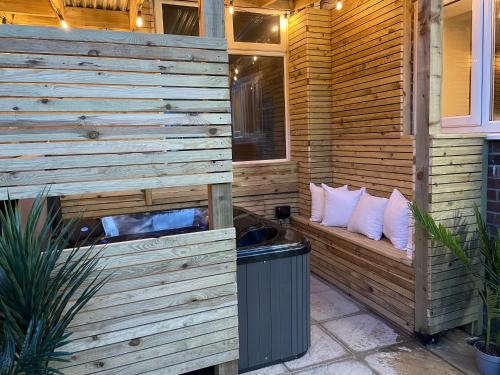 jacuzzi w obiekcie Sea Glass Cottage - Luxury hotel style 3 bed with hot tub w mieście Seaham