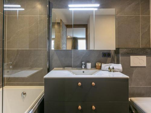 Koupelna v ubytování Appartement spacieux exposé Sud avec balcon, proche des pistes et commodités, Val-d'Isère - FR-1-694-311