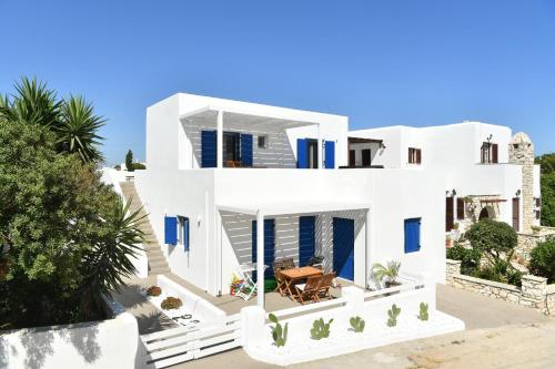 una villa bianca con porte e finestre blu di 21 luxury apartments a Naoussa