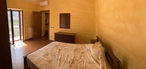 1 dormitorio con 1 cama en una habitación en Villa Nemo, en Campodimele