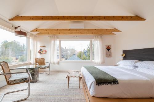 Un dormitorio con una cama grande y una ventana en Eastwind Hotel Lake Placid, en Lake Placid