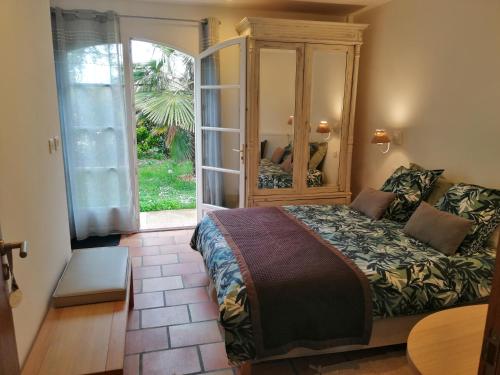 1 dormitorio con cama y ventana grande en Domaine de Cayre en Mervilla