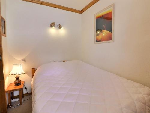 une chambre avec un grand lit blanc dans une pièce dans l'établissement Charmant 2 pièces skis aux pieds avec balcon, idéalement situé aux Allues - FR-1-182-48, à Méribel