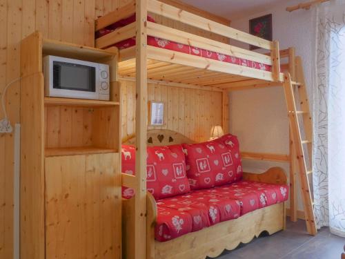 - une chambre avec des lits superposés, une télévision et un canapé dans l'établissement Charmant Studio au Pied des Pistes, Tout Équipé, Idéal pour 2 Personnes, Méribel Mottaret - FR-1-182-54, à Méribel