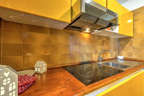 a kitchen with a sink and a counter top at CASA JULIE - Accogliente rifugio nella quiete - COUR 0157 in Courmayeur