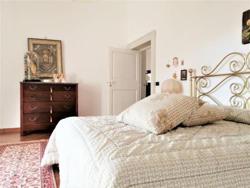 1 dormitorio blanco con 1 cama y vestidor en Autentica Masseria Pugliese, en Putignano