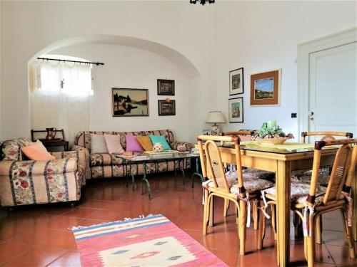 sala de estar con mesa y sofá en Autentica Masseria Pugliese, en Putignano