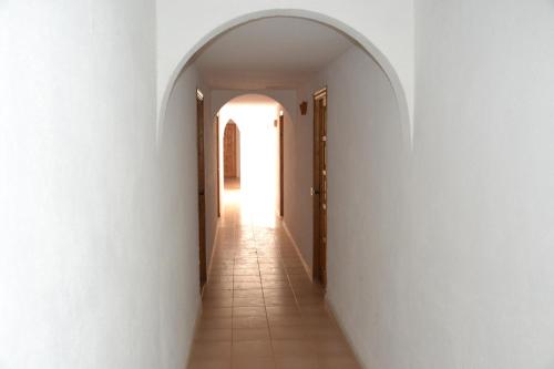 an empty hallway with an archway in a building at Apartments Kione Playa Romana Park in Alcossebre