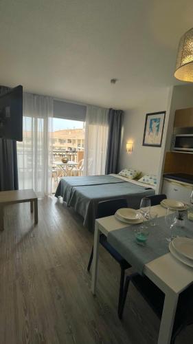 une chambre d'hôtel avec un lit et une table avec des verres à vin dans l'établissement Cannes Apartment, à Cannes