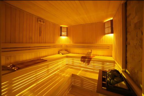 eine leere Sauna mit Licht im Innenbereich in der Unterkunft Luxury Residence in Şişli (Pool/Garage/Gym) in Istanbul