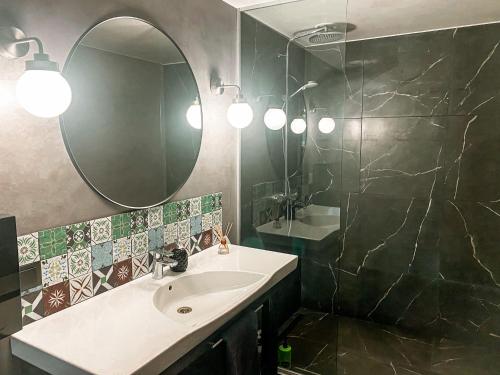 a bathroom with a sink and a mirror at Saarjärve Puhkemaja 16-le 4 magamistuba in Tromsi