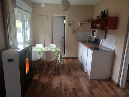 Kuchyň nebo kuchyňský kout v ubytování La casina del hórreo