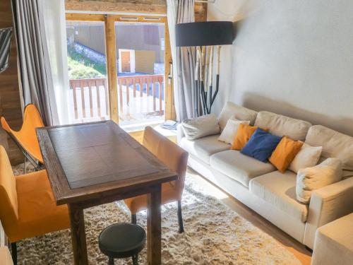 un salon avec un canapé et une table dans l'établissement Charmant Duplex Chalet, 5 Pers, 50m², 3*, Balcon Sud-Ouest, Proche Pistes, Méribel - FR-1-182-166, à Méribel