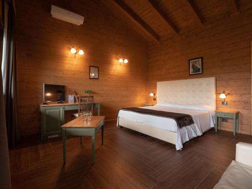 1 dormitorio con 1 cama y TV en Agri-Hotel Da Marianna Resort & Spa, en Santa Domenica Vittoria