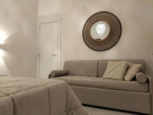a living room with a couch and a mirror at Villa Narducci in Montalbano
