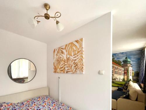 sypialnia z łóżkiem, lustrem i kanapą w obiekcie Apartament Centrum w Łańcucie