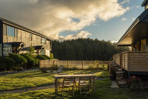 einen Picknicktisch in einem Hof neben einem Gebäude in der Unterkunft Eastwind Hotel Lake Placid in Lake Placid