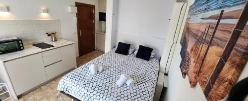 a small room with a bed and a kitchen at Sol Marengo Beach in Nerja