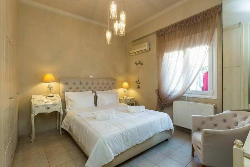 Tempat tidur dalam kamar di Eleanna's Luxury Home