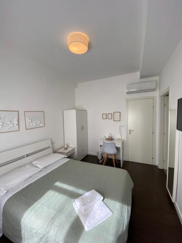 ein Schlafzimmer mit einem großen Bett und einem Schreibtisch in der Unterkunft Domus Corso Umberto 18 B&B in Pescara