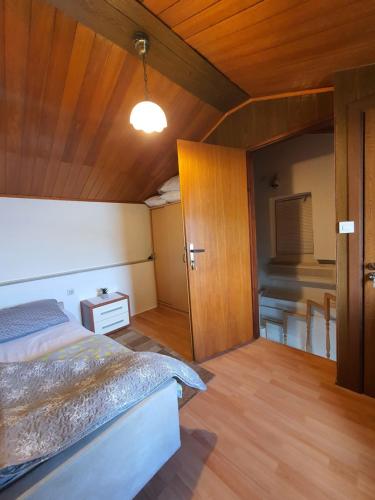 Postel nebo postele na pokoji v ubytování Apartment Dvorac