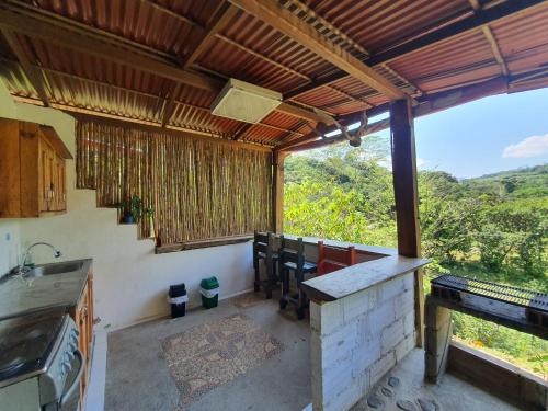 une cuisine avec un comptoir et une grande fenêtre dans l'établissement Cabañas la tierra prometida, à Cisneros