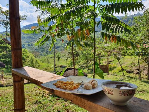 een bord met eten op een houten tafel bij Cabañas la tierra prometida in Cisneros