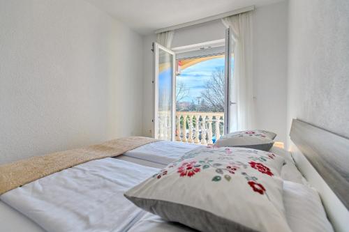 Ένα ή περισσότερα κρεβάτια σε δωμάτιο στο Comfort apartments in peaceful area Zadar - with garden