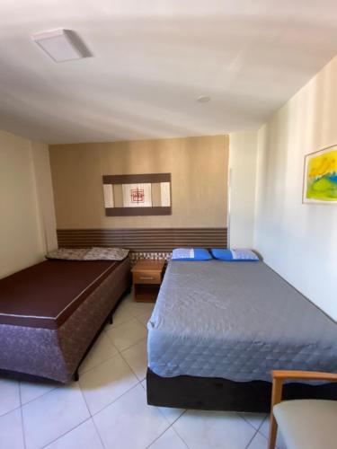1 Schlafzimmer mit 2 Betten in einem Zimmer in der Unterkunft Locação Caldas Novas 1410 in Caldas Novas