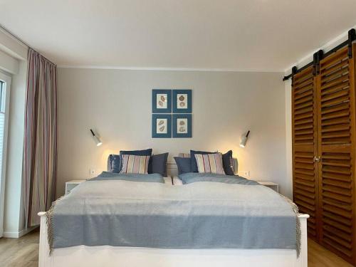 1 dormitorio con 1 cama grande y 2 almohadas en Villa Pauline - FeWo Bordeaux, en Bad Sooden-Allendorf