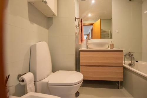 Łazienka z białą toaletą i umywalką w obiekcie Porto Metro-At-Home Apartment w mieście Matosinhos