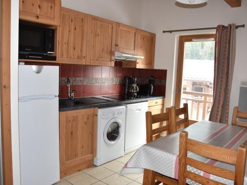 Appartement Pralognan-la-Vanoise, 3 pièces, 4 personnes - FR-1-464-87にあるキッチンまたは簡易キッチン