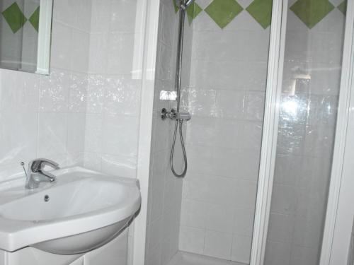 une salle de bain blanche avec une douche et un lavabo dans l'établissement Appartement 3 pièces au dernier étage, 2 balcons, proche téléphérique et espace aqualudique - FR-1-464-87, à Pralognan-la-Vanoise