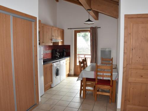 - une cuisine avec une table, une table et des chaises dans l'établissement Appartement 3 pièces au dernier étage, 2 balcons, proche téléphérique et espace aqualudique - FR-1-464-87, à Pralognan-la-Vanoise