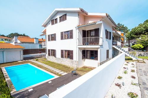 una vista aérea de una casa con piscina en Portugal Active Cabedelo Beach Lodge - Heated Pool, en Viana do Castelo
