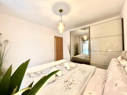 1 dormitorio con cama y espejo en Modern 2 Bedroom Apartment Fuengirola en Fuengirola